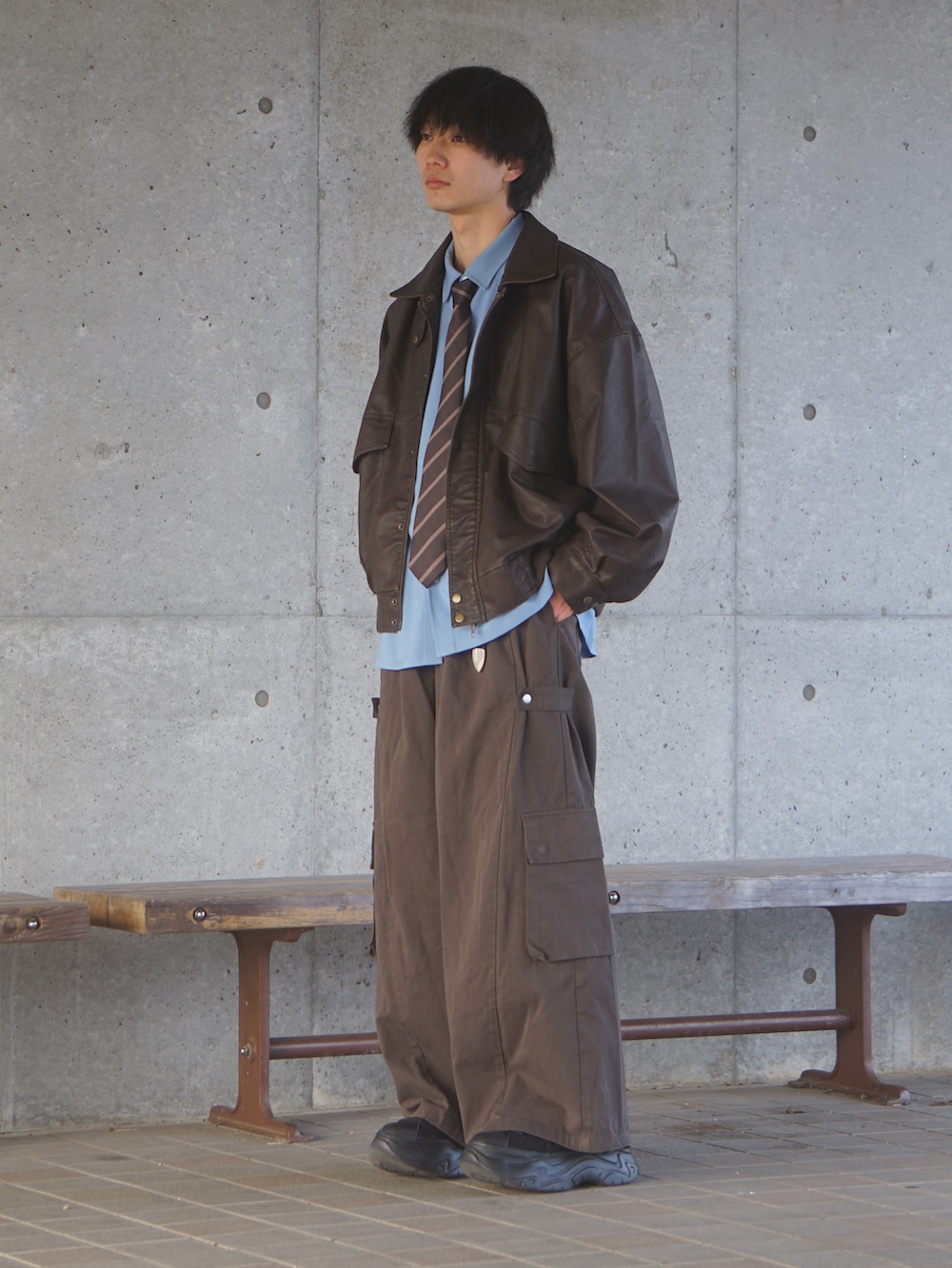 ブラウン系のブルゾン、その他のネクタイ、ブルー系のシャツ/ブラウスを着用したメンズの冬コーディネートの3枚目の写真