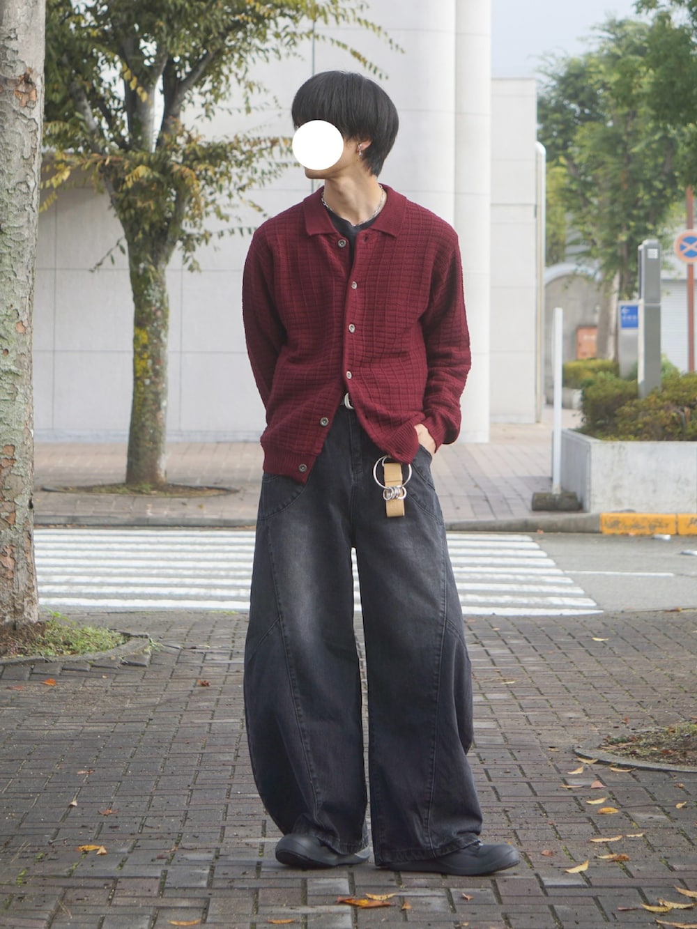 レッド系のカーディガン/ボレロ、ブラック系のデニムパンツ、ブラック系のスニーカーを着用したメンズの秋コーディネートの2枚目の写真