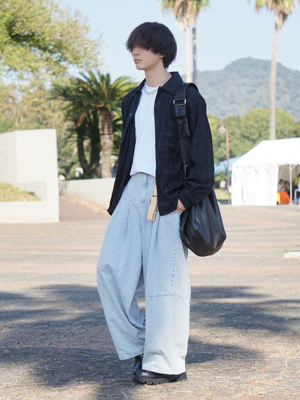 ブラック系のシャツ/ブラウス、ブルー系のデニムパンツ、ブラック系のローファーを着用したメンズの秋コーディネートの3枚目の写真