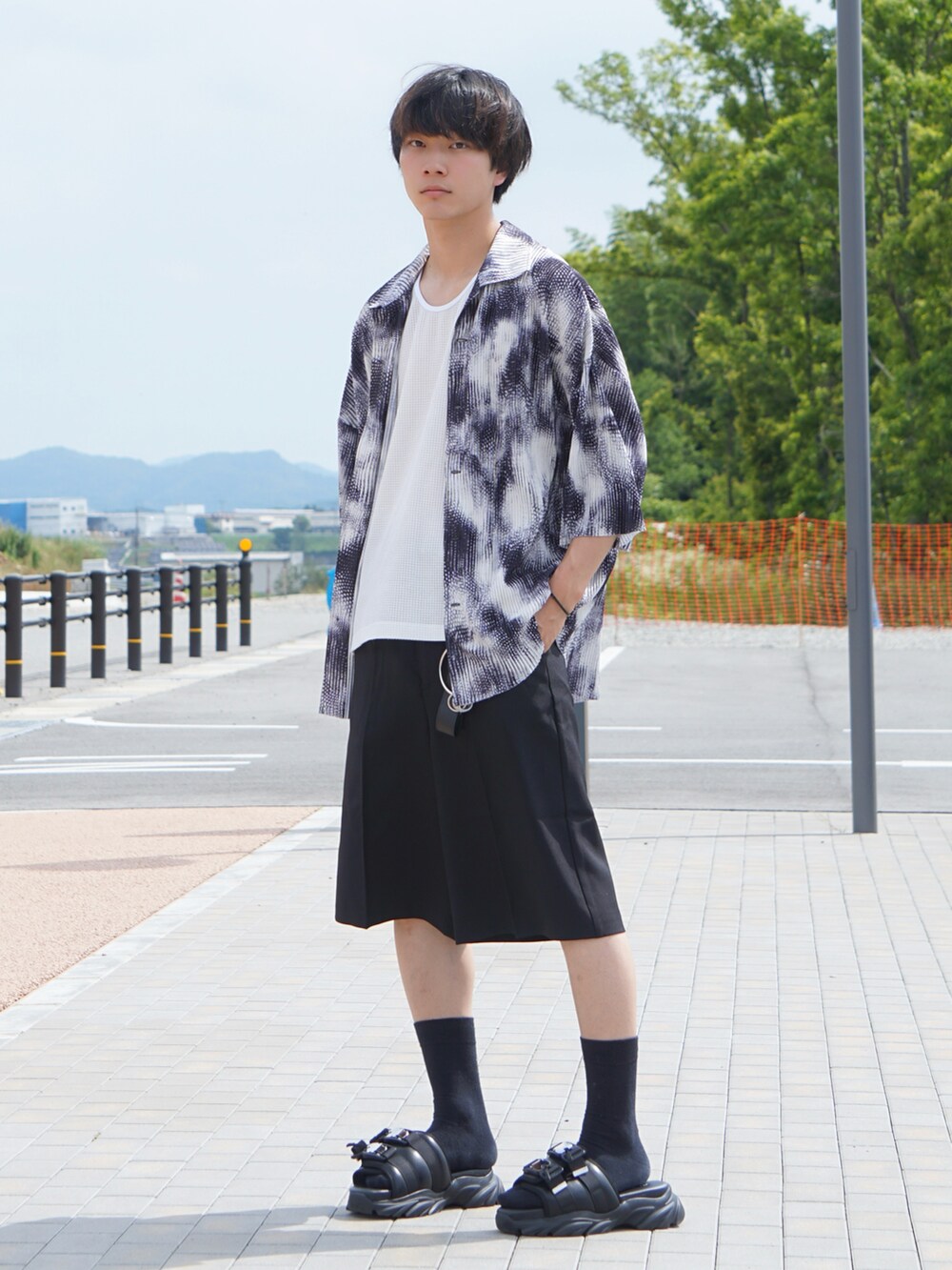 ブラック系のシャツ/ブラウス、ホワイト系のタンクトップ、ブラック系のその他パンツを着用したメンズの夏コーディネートの2枚目の写真