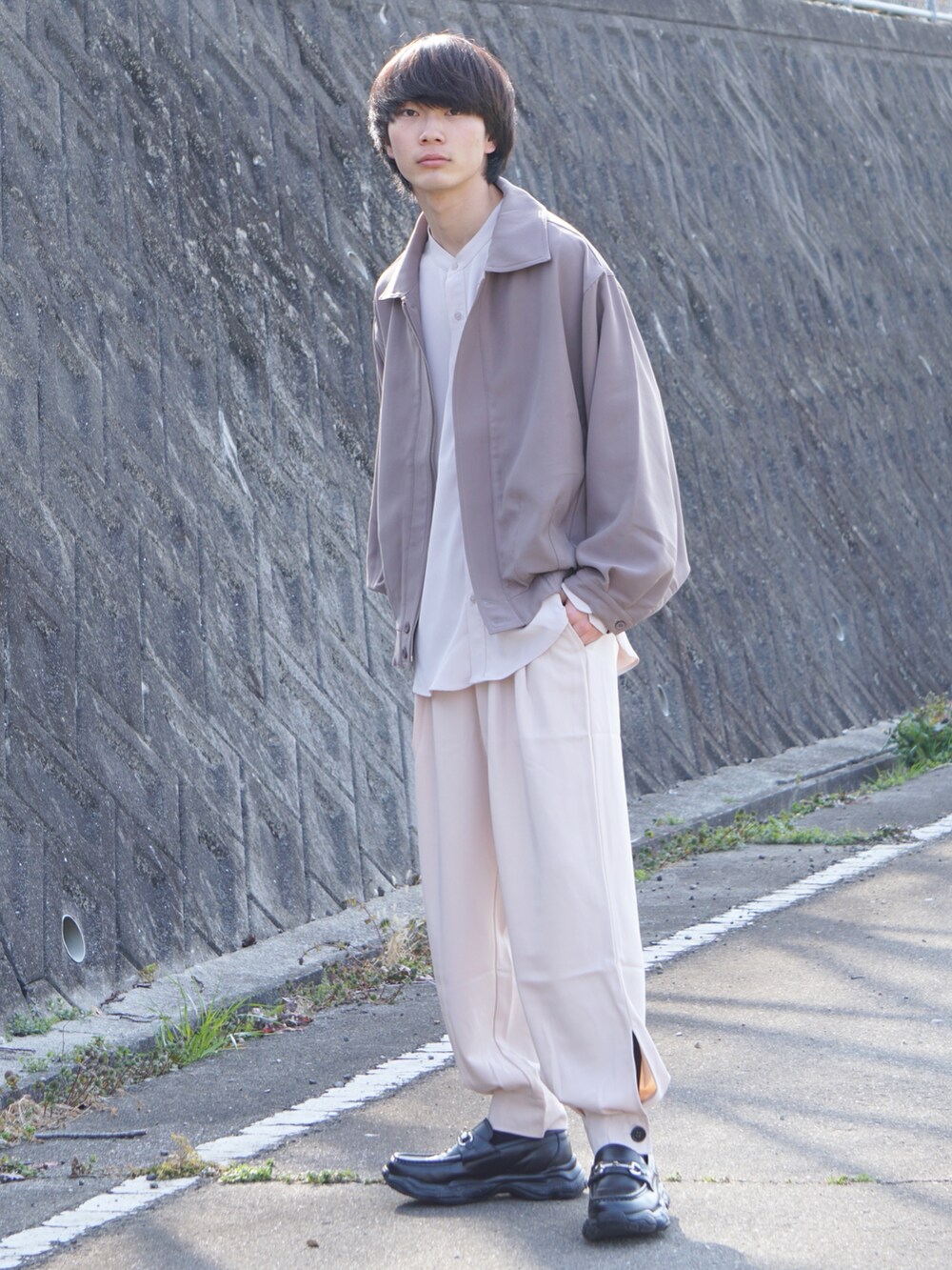 ベージュ系のブルゾン、ベージュ系のシャツ/ブラウス、ベージュ系のその他パンツを着用したメンズの春コーディネートの2枚目の写真