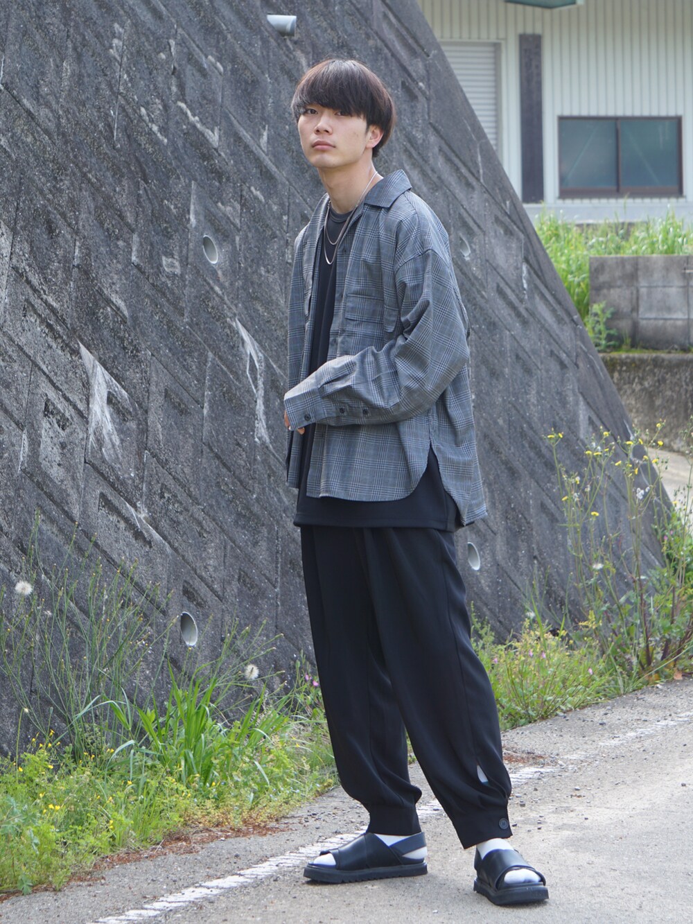 ブラック系のサンダル、その他のシャツ/ブラウス、ブラック系のTシャツ/カットソーを着用したメンズの春コーディネートの3枚目の写真