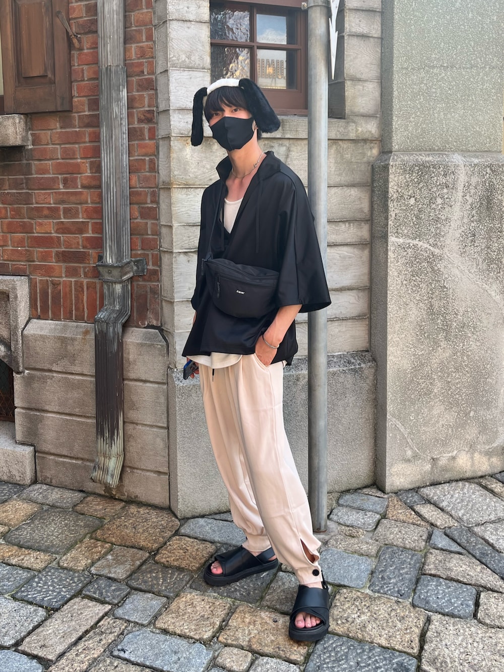 ブラック系のシャツ/ブラウス、ホワイト系のタンクトップ、ベージュ系のその他パンツを着用したメンズの夏コーディネートの3枚目の写真