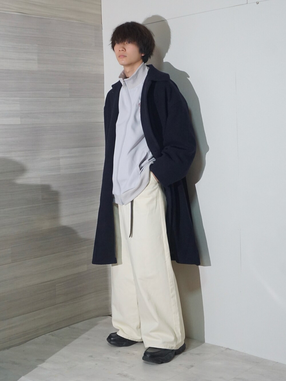 ブルー系のその他アウター、ホワイト系のジャケット/アウター、ホワイト系のデニムパンツを着用したメンズの冬コーディネートの2枚目の写真