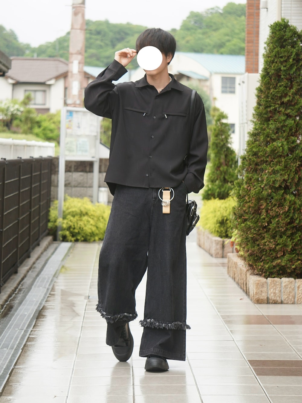 ブラック系のシャツ/ブラウス、ブラック系のデニムパンツ、ブラック系のスニーカーを着用したメンズの春コーディネートの2枚目の写真