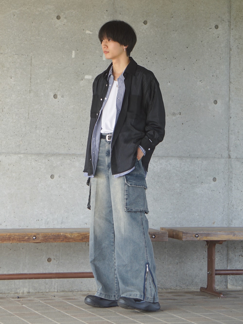 ブラック系のシャツ/ブラウス、ブルー系のカーゴパンツ、ブラック系のスニーカーを着用したメンズの秋コーディネートの2枚目の写真
