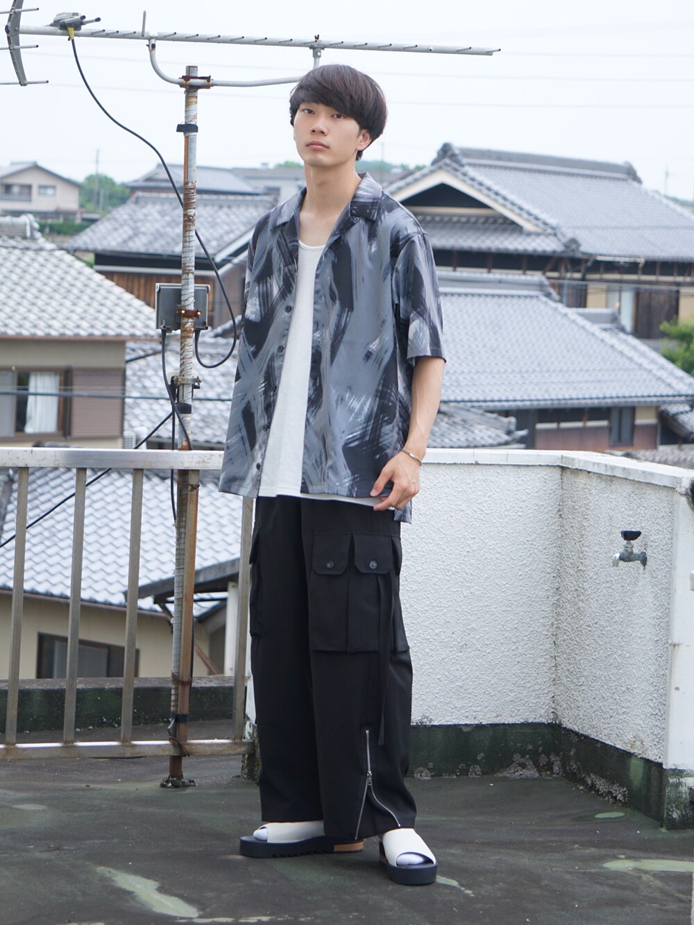 グレー系のサンダル、ホワイト系のシャツ/ブラウス、ホワイト系のタンクトップを着用したメンズの夏コーディネートの2枚目の写真