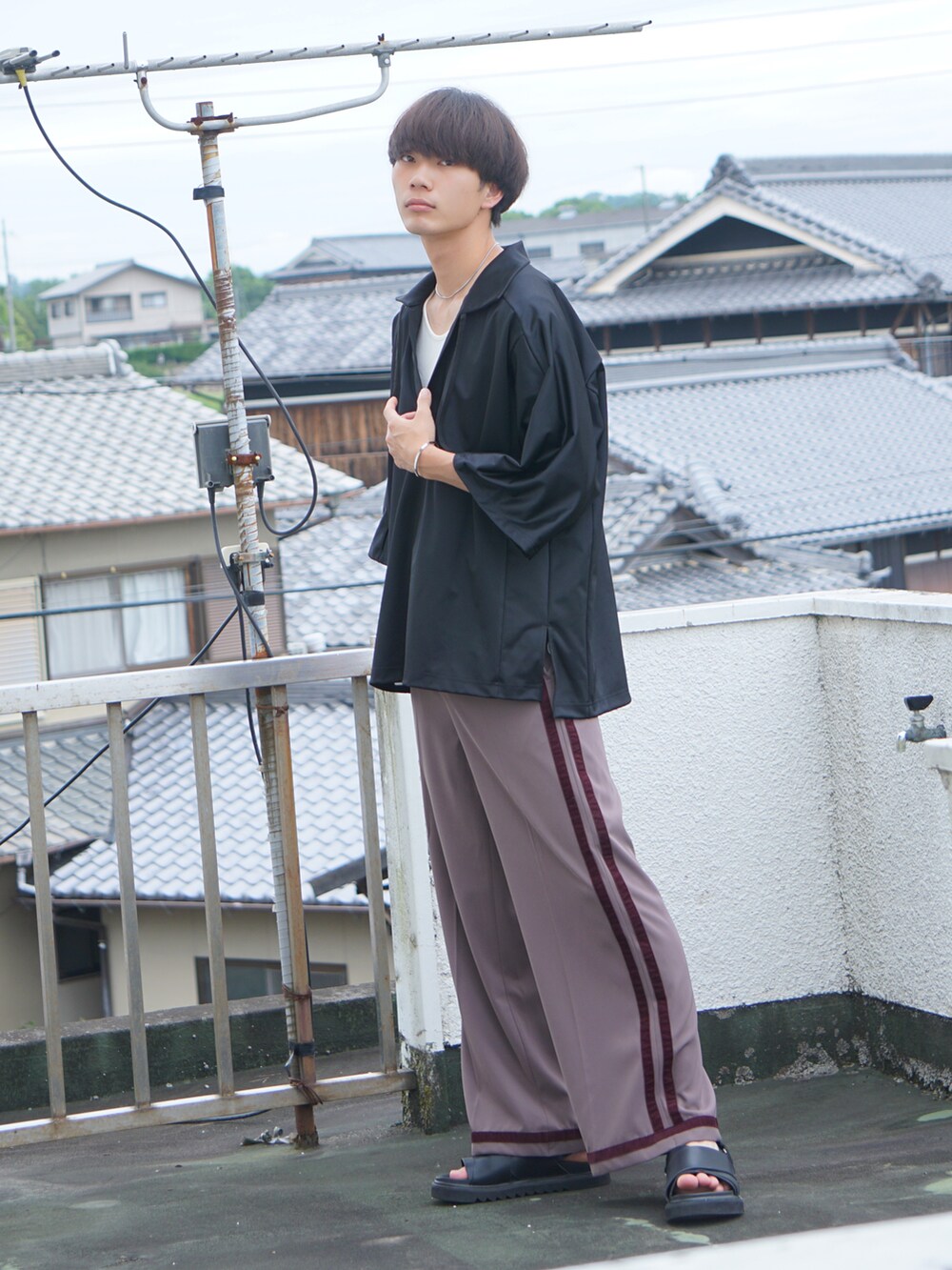 ブラック系のシャツ/ブラウス、ホワイト系のタンクトップ、ブラウン系のその他パンツを着用したメンズの夏コーディネートの2枚目の写真