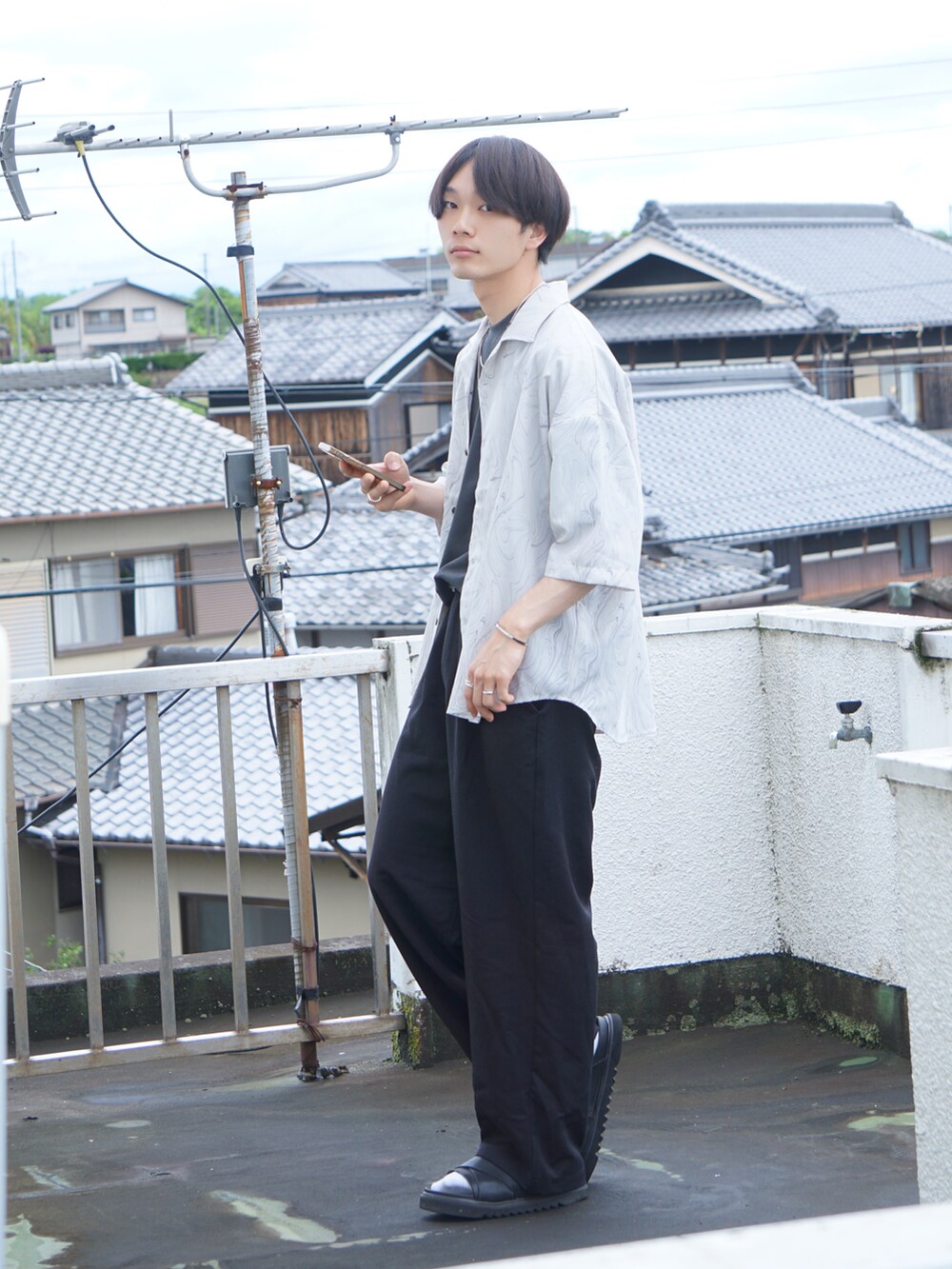 ブラック系のその他パンツ、ベージュ系のシャツ/ブラウス、グレー系のTシャツ/カットソーを着用したメンズの春コーディネートの2枚目の写真