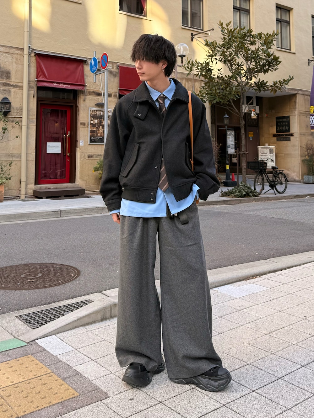 グレー系のスラックス、その他のネクタイ、ブルー系のシャツ/ブラウスを着用したメンズの冬コーディネートの2枚目の写真