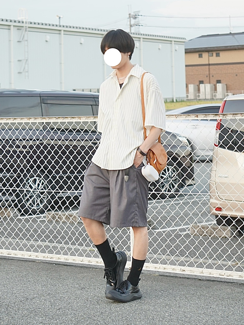 ホワイト系のシャツ/ブラウス、グレー系のスラックス、ベージュ系のショルダーバッグを着用したメンズの夏コーディネートの2枚目の写真
