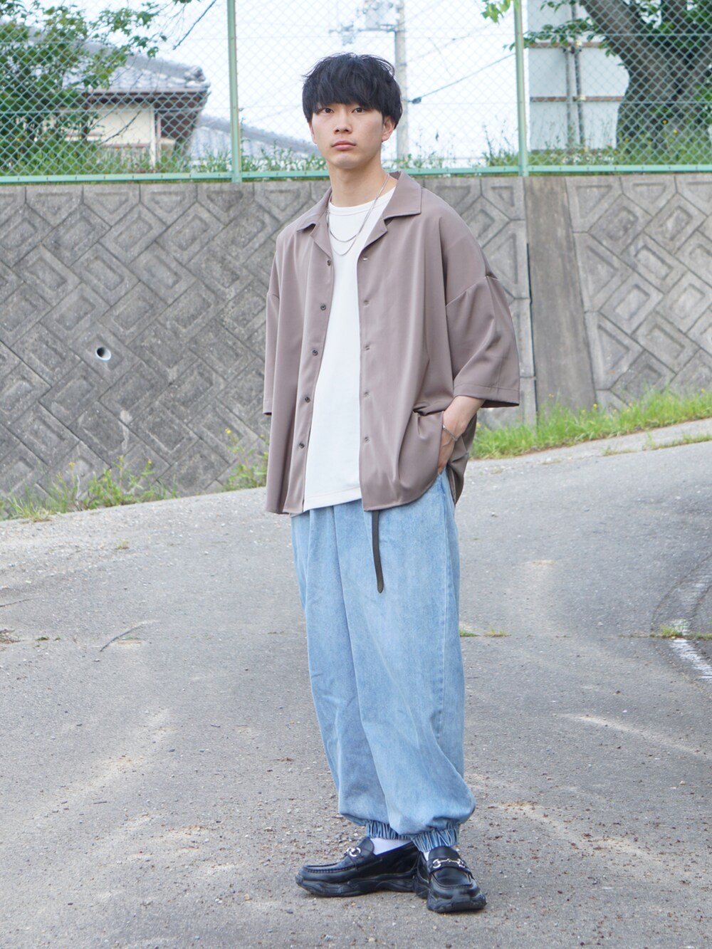 ホワイト系のTシャツ/カットソー、ベージュ系のシャツ/ブラウス、ブルー系のデニムパンツを着用したメンズの春コーディネートの2枚目の写真