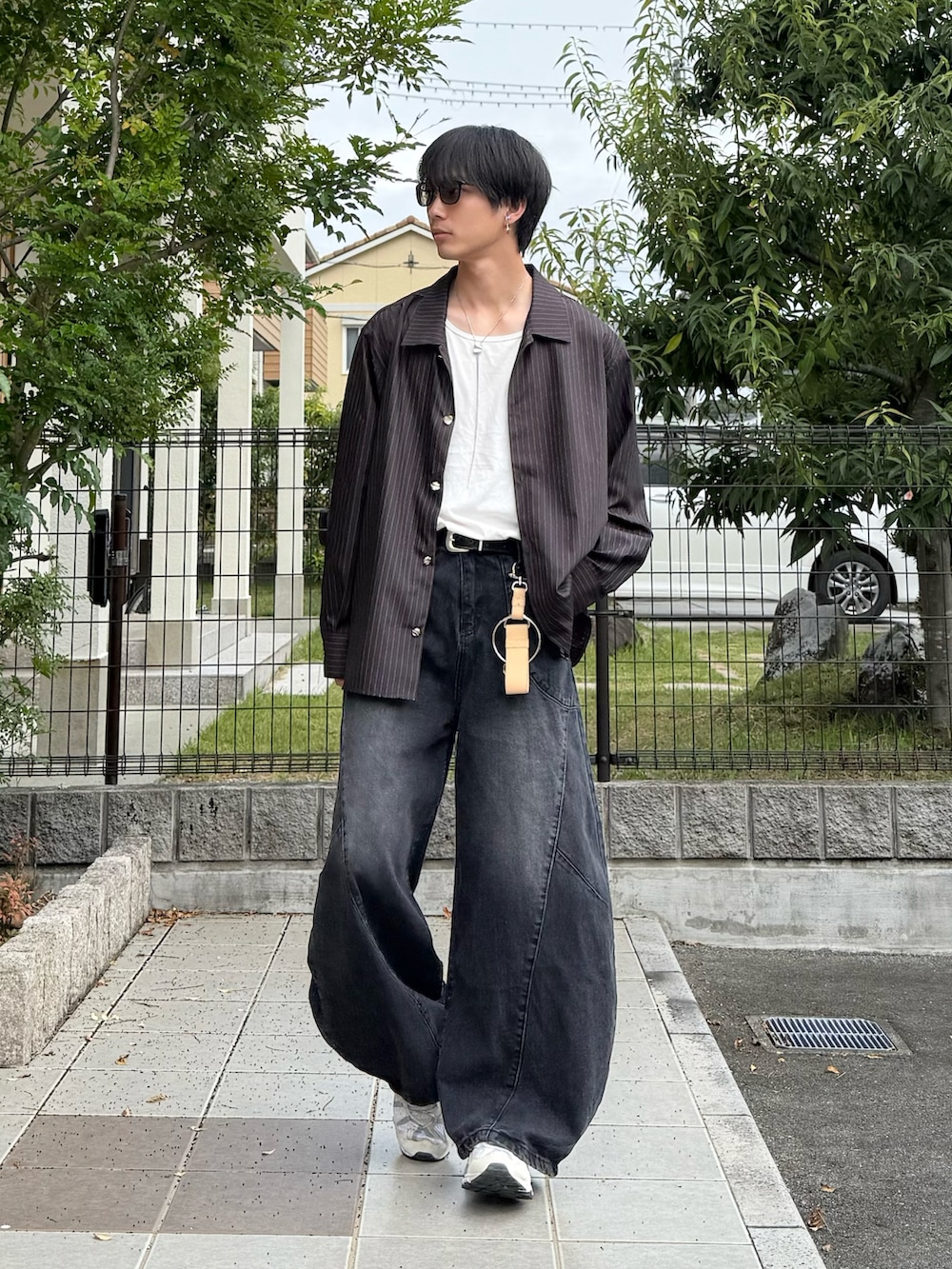 ホワイト系のタンクトップ、ブラウン系のシャツ/ブラウス、ブラック系のデニムパンツを着用したメンズの秋コーディネートの2枚目の写真