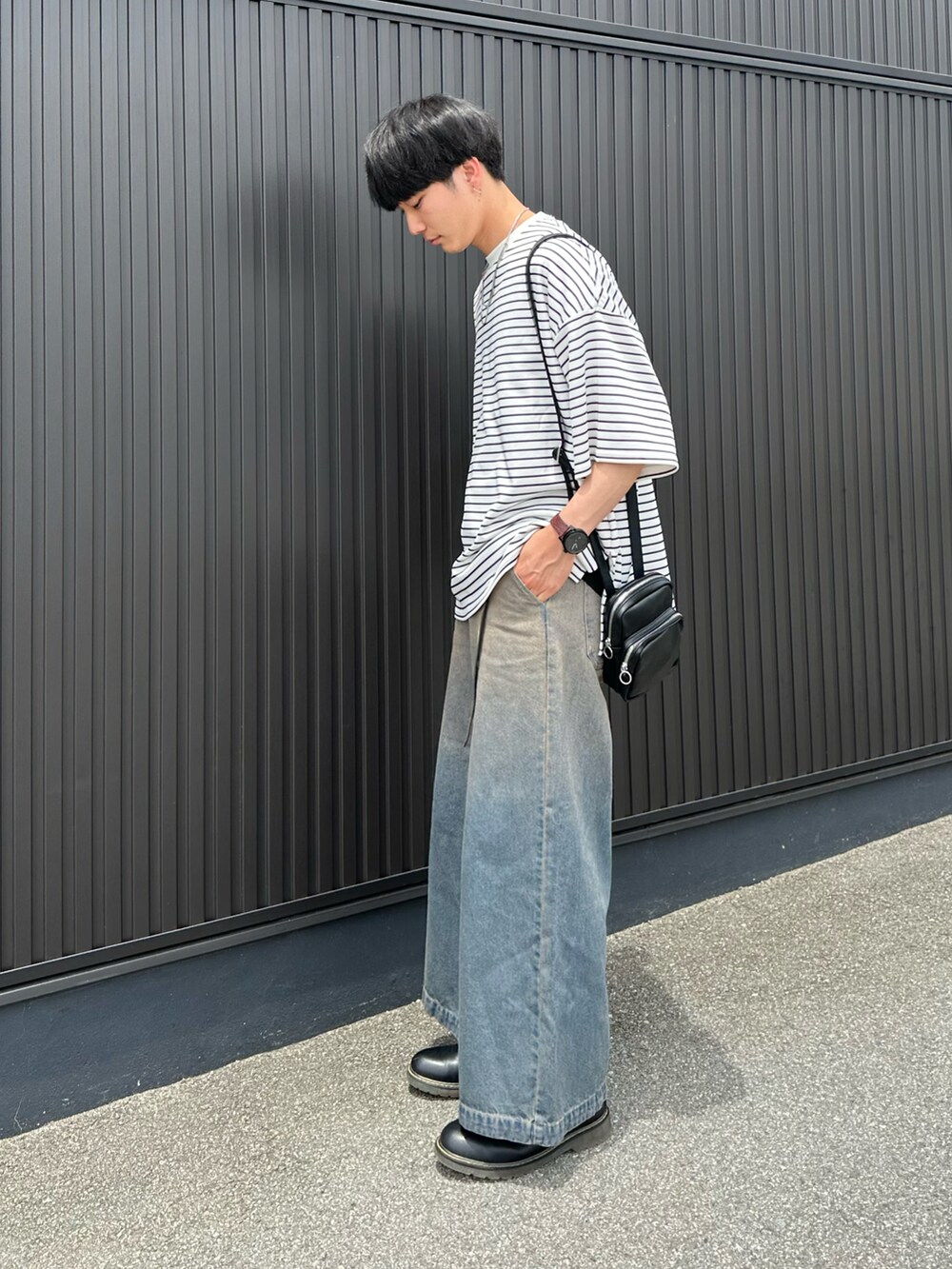 ホワイト系のTシャツ/カットソー、ブルー系のデニムパンツ、ブラック系のドレスシューズを着用したメンズの夏コーディネートの2枚目の写真