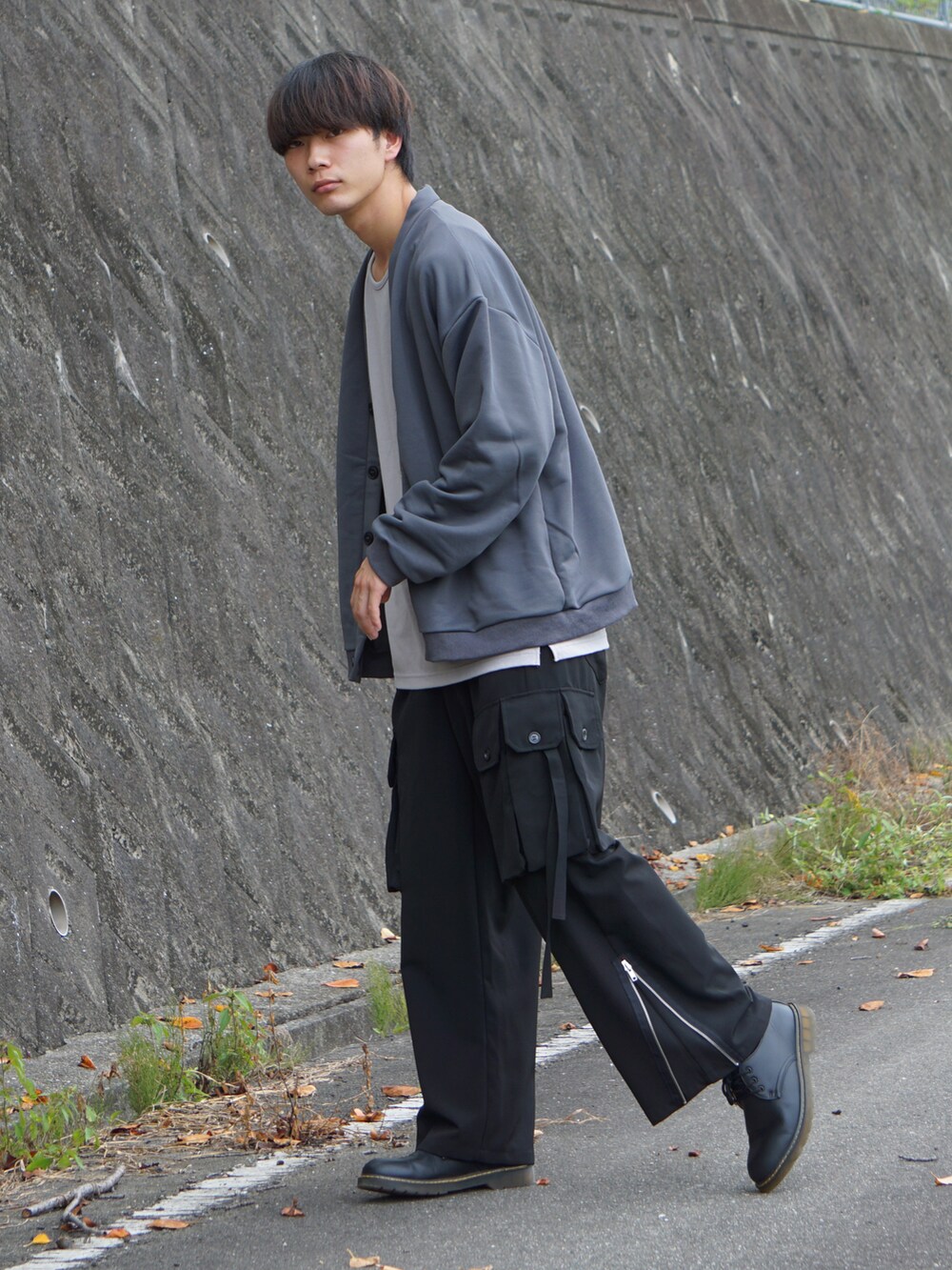 ブラック系のカーゴパンツ、グレー系のカーディガン/ボレロ、ブラック系のシューズを着用したメンズの秋コーディネートの2枚目の写真