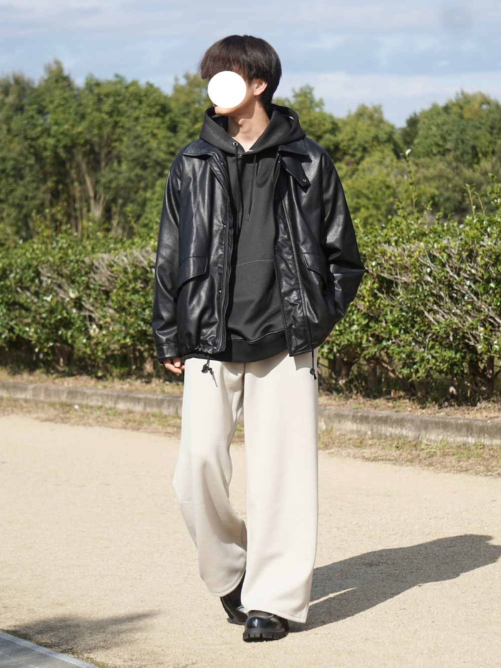 ブラック系のブルゾン、ブラック系のパーカー、ブラック系のローファーを着用したメンズの秋コーディネートの2枚目の写真