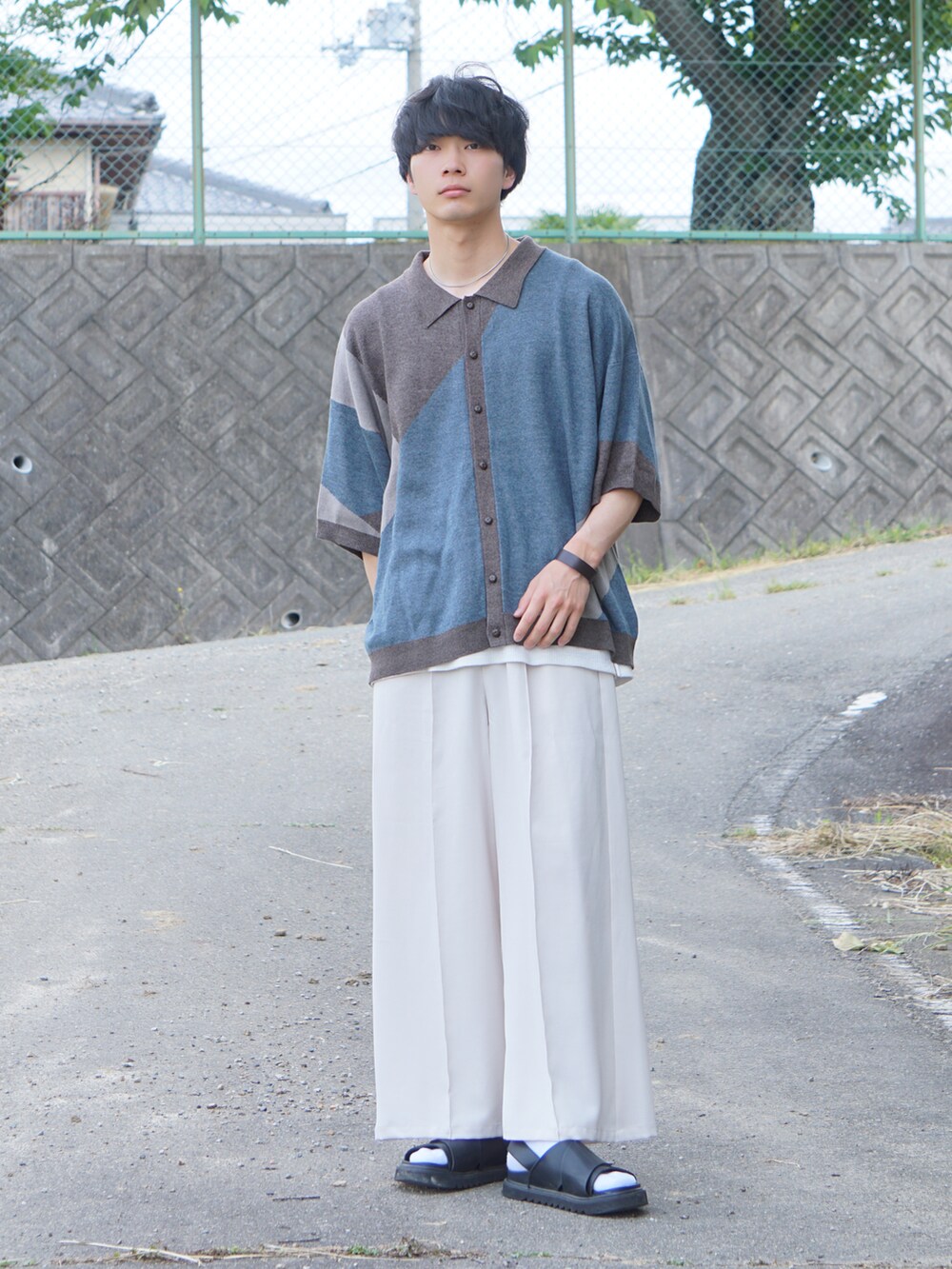 ブラウン系のシャツ/ブラウス、ベージュ系のスラックス、ブラウン系のブレスレットを着用したメンズの春コーディネートの2枚目の写真