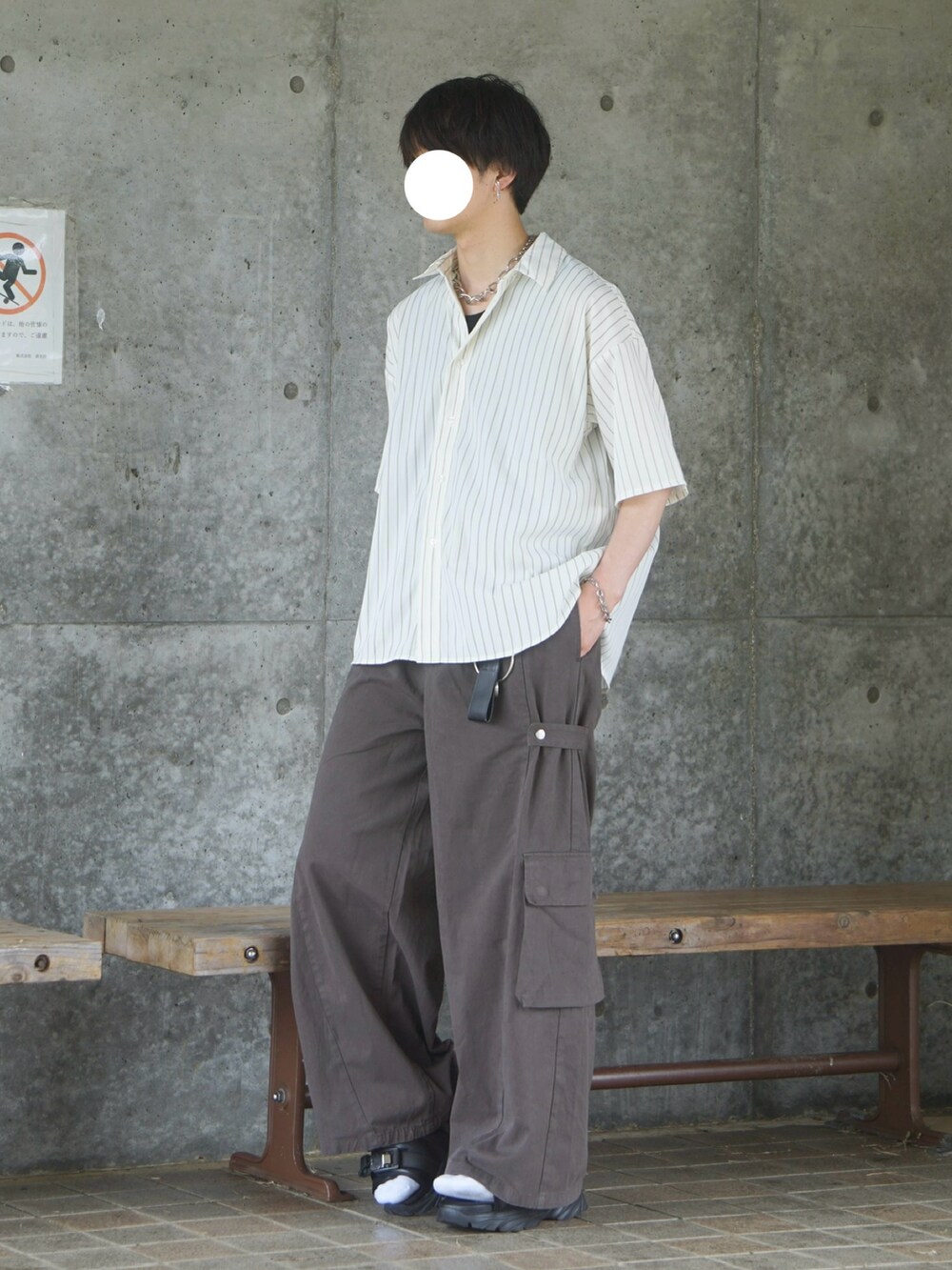 ホワイト系のシャツ/ブラウス、グレー系のカーゴパンツ、ブラック系のサンダルを着用したメンズの春コーディネートの2枚目の写真