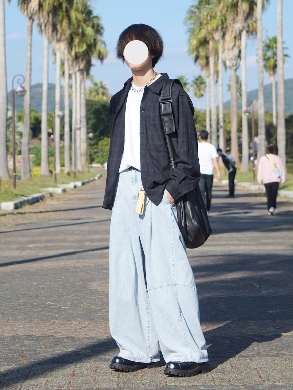 ブラック系のシャツ/ブラウス、ブルー系のデニムパンツ、ブラック系のローファーを着用したメンズの秋コーディネートの2枚目の写真