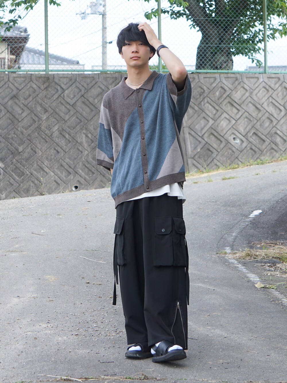 ブラック系のカーゴパンツ、ブラウン系のシャツ/ブラウス、ブラウン系のブレスレットを着用したメンズの夏コーディネートの2枚目の写真