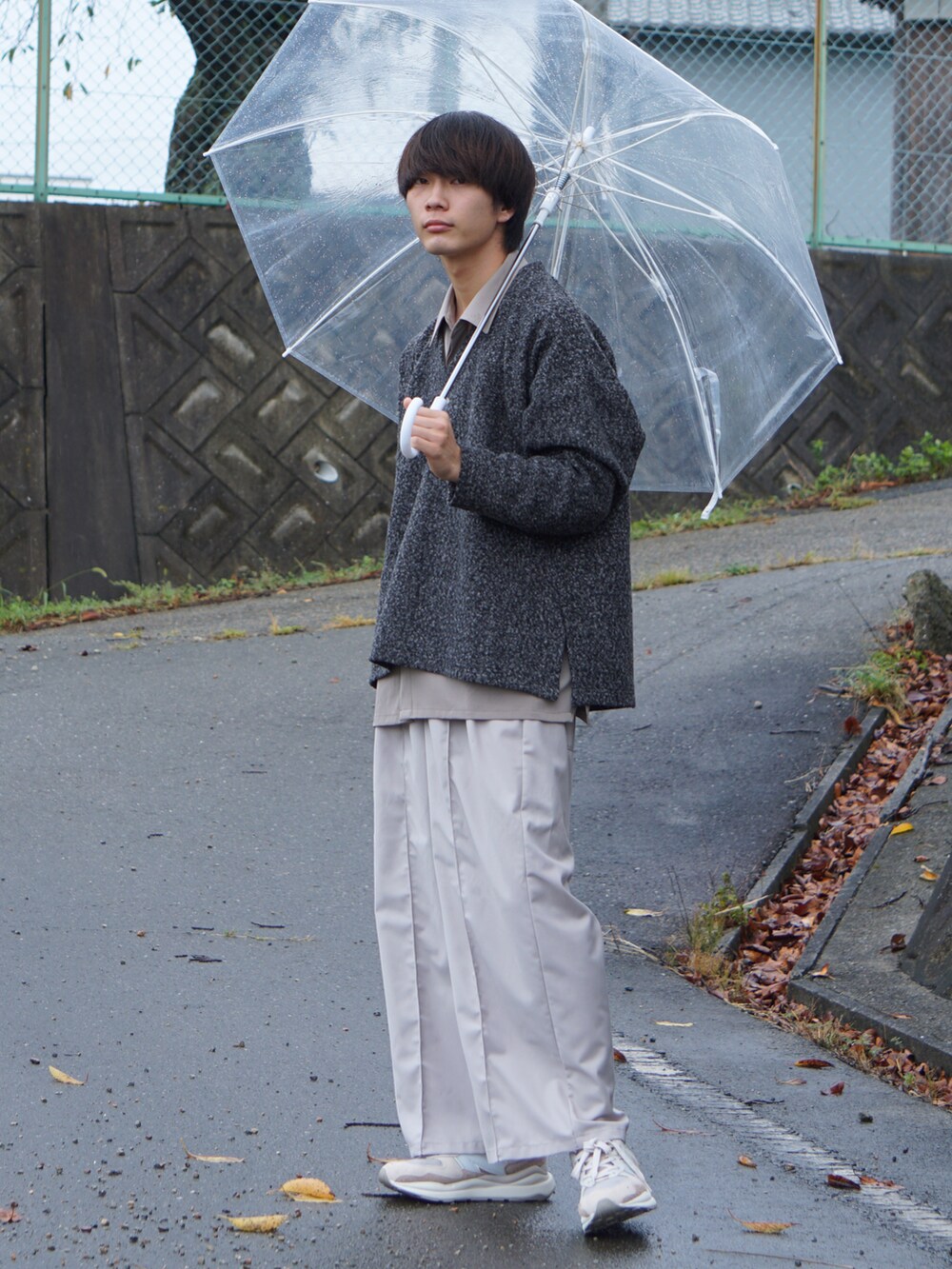 ブラック系のスウェット、ベージュ系のシャツ/ブラウス、グレー系のその他パンツを着用したメンズの秋コーディネートの2枚目の写真