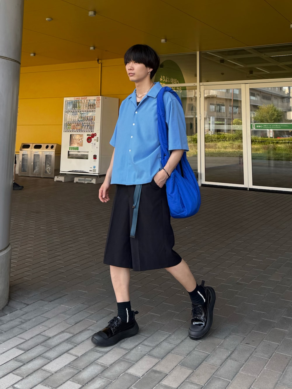 ブルー系のショルダーバッグ、ブルー系のシャツ/ブラウス、ブラック系のその他パンツを着用したメンズの夏コーディネートの2枚目の写真