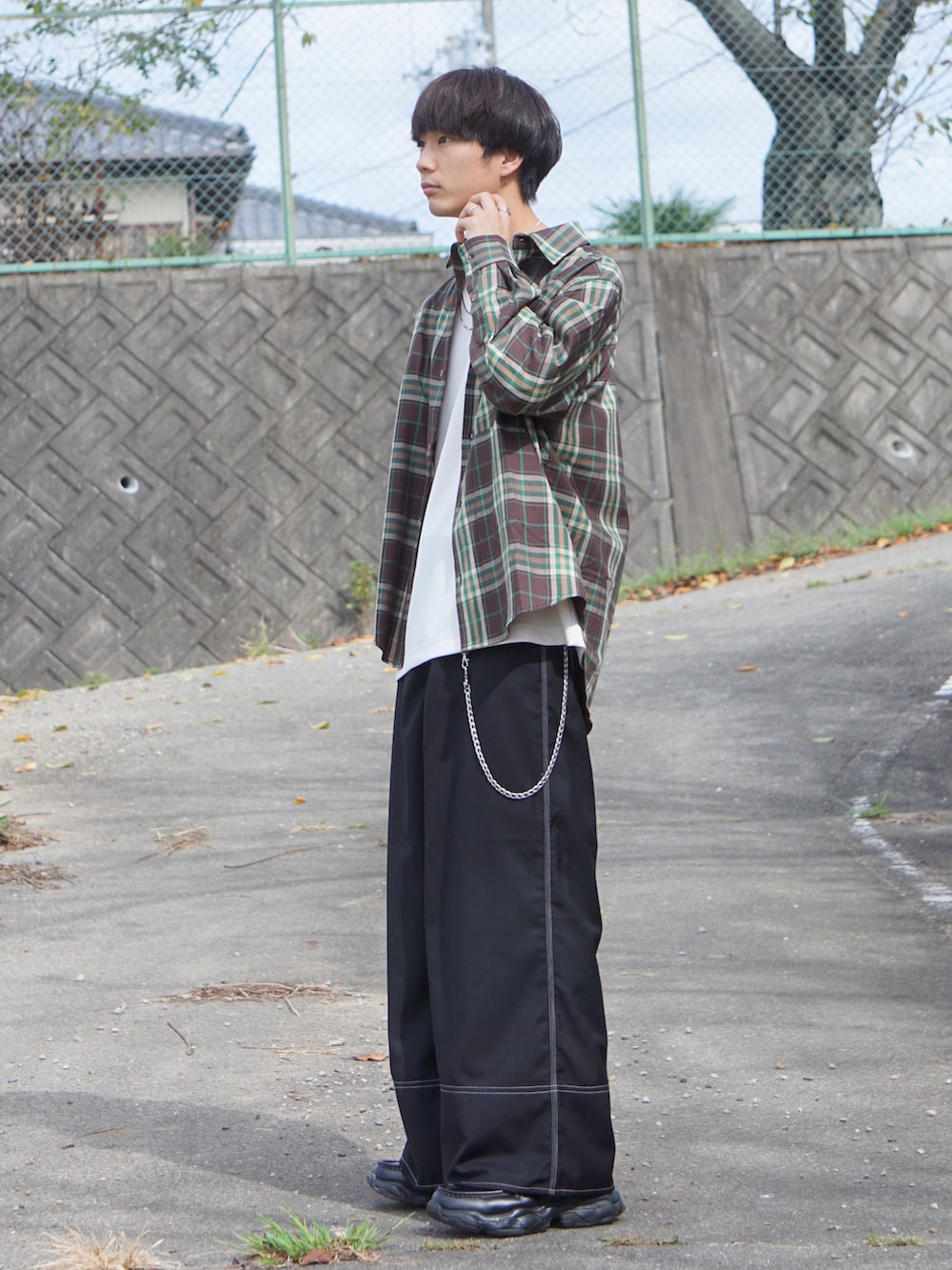 グリーン系のシャツ/ブラウス、ブラック系のスラックスを着用したメンズの秋コーディネートの2枚目の写真