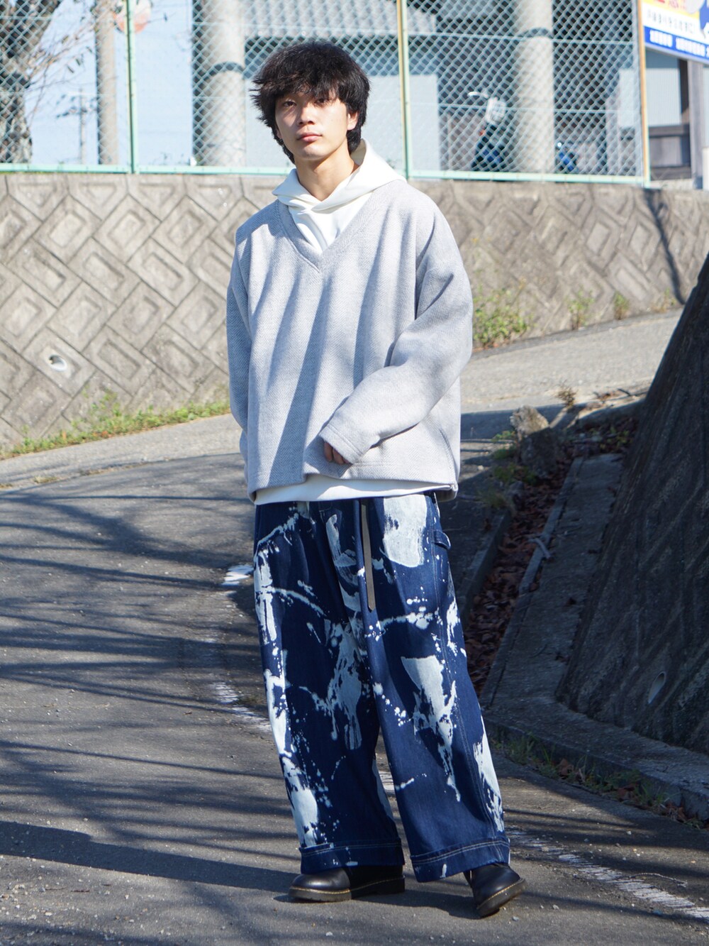 ホワイト系のスウェット、ホワイト系のパーカー、ブルー系のその他パンツを着用したメンズの秋コーディネートの2枚目の写真