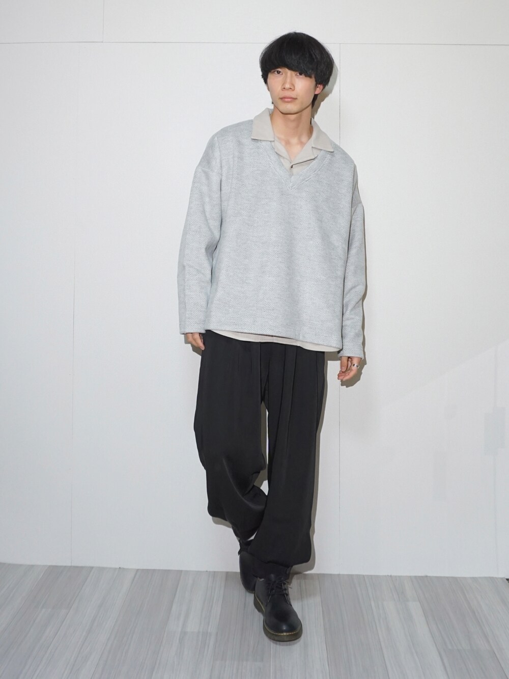 ベージュ系のシャツ/ブラウス、ホワイト系のスウェット、ブラック系のその他パンツを着用したメンズの冬コーディネートの2枚目の写真