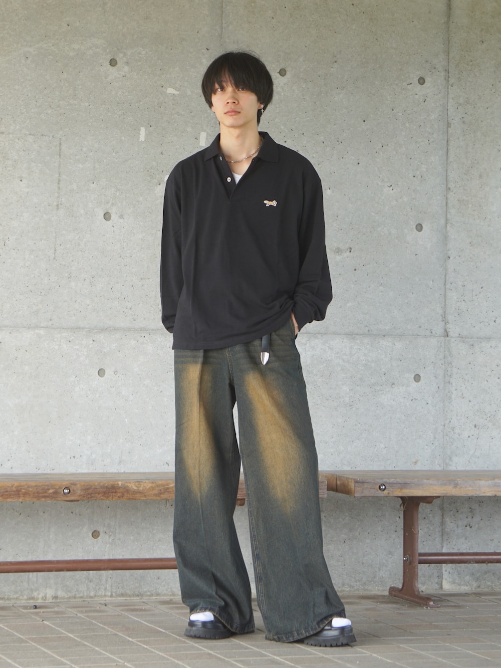 ブラック系のサンダル、ブラック系のトップス、ブラック系のデニムパンツを着用したメンズの秋コーディネートの2枚目の写真