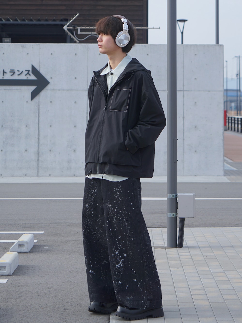 グリーン系のシャツ/ブラウス、ブラック系のマウンテンパーカー、ブラック系のデニムパンツを着用したメンズの冬コーディネートの2枚目の写真