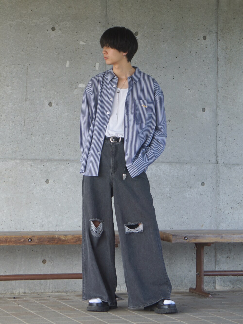 ブラック系のサンダル、ブラック系のデニムパンツ、ブルー系のシャツ/ブラウスを着用したメンズの秋コーディネートの3枚目の写真