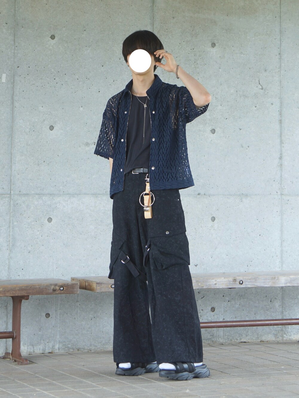 ブラック系のサンダル、ブルー系のシャツ/ブラウス、ブラック系のタンクトップを着用したメンズの夏コーディネートの2枚目の写真