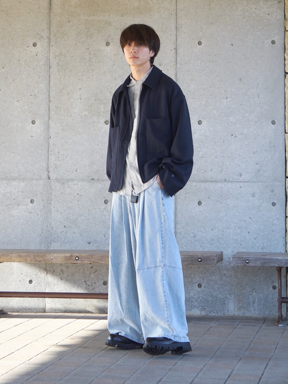 ブルー系のブルゾン、ブルー系のデニムパンツ、ブラック系のローファーを着用したメンズの冬コーディネートの3枚目の写真