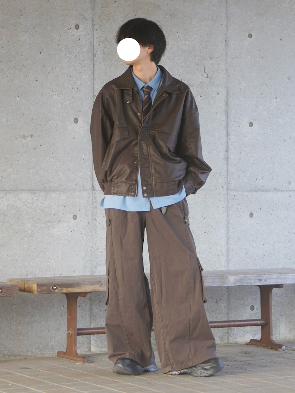 ブラウン系のブルゾン、その他のネクタイ、ブルー系のシャツ/ブラウスを着用したメンズの冬コーディネートの2枚目の写真