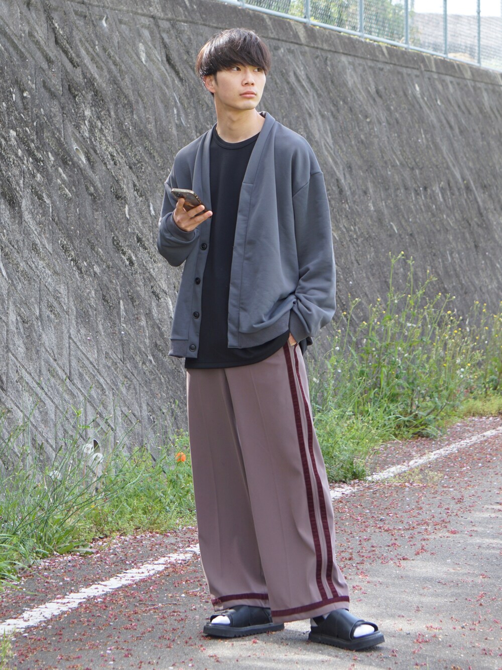 グレー系のカーディガン/ボレロ、ブラック系のTシャツ/カットソー、ブラウン系のその他パンツを着用したメンズの春コーディネートの2枚目の写真