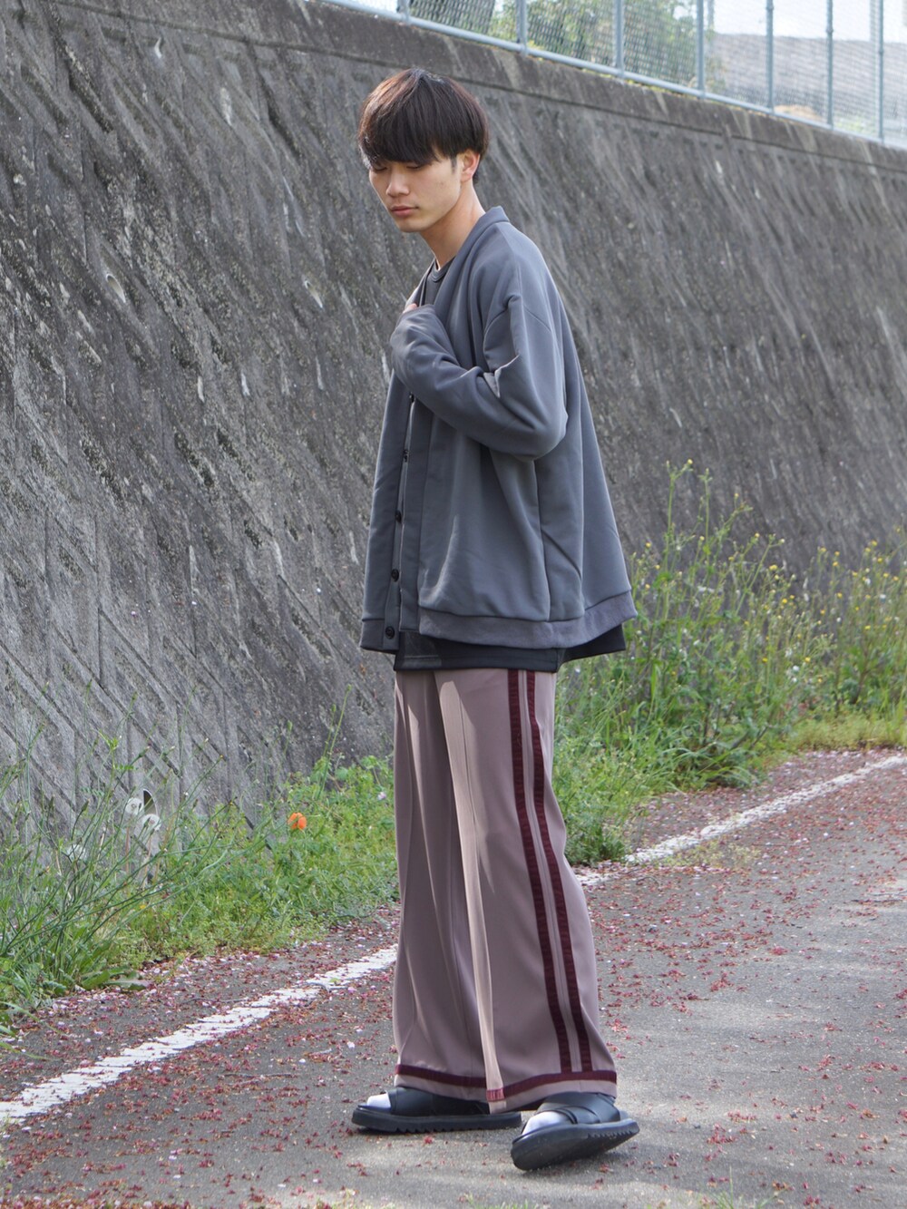 グレー系のカーディガン/ボレロ、ブラック系のTシャツ/カットソー、ブラウン系のその他パンツを着用したメンズの春コーディネートの3枚目の写真