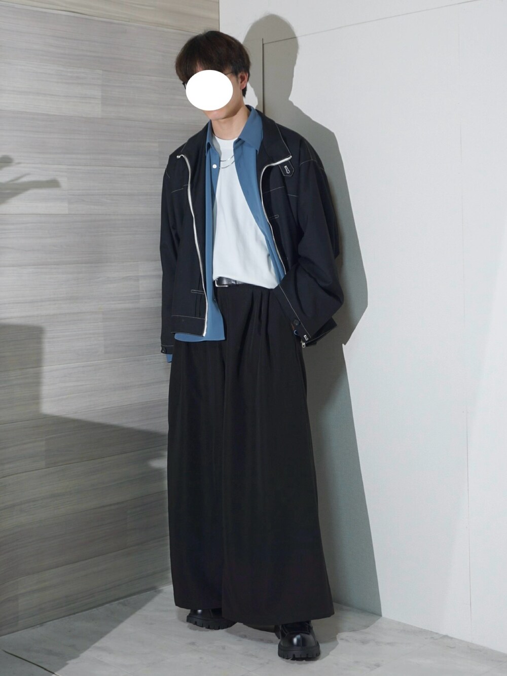 ブラック系のブルゾン、ブルー系のシャツ/ブラウス、ブラック系のスラックスを着用したメンズの冬コーディネートの3枚目の写真