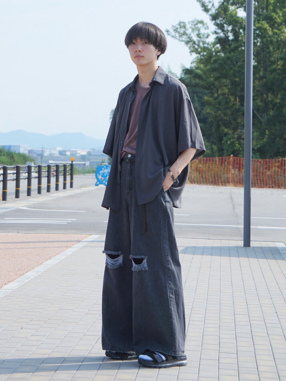 グレー系のシャツ/ブラウス、ブラック系のデニムパンツ、ホワイト系のサンダルを着用したメンズの夏コーディネートの3枚目の写真