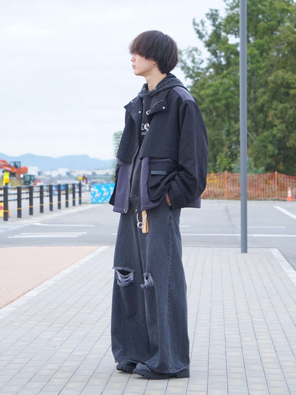 ブラック系のパーカー、ブラック系のマウンテンパーカー、ブラック系のデニムパンツを着用したメンズの秋コーディネートの2枚目の写真