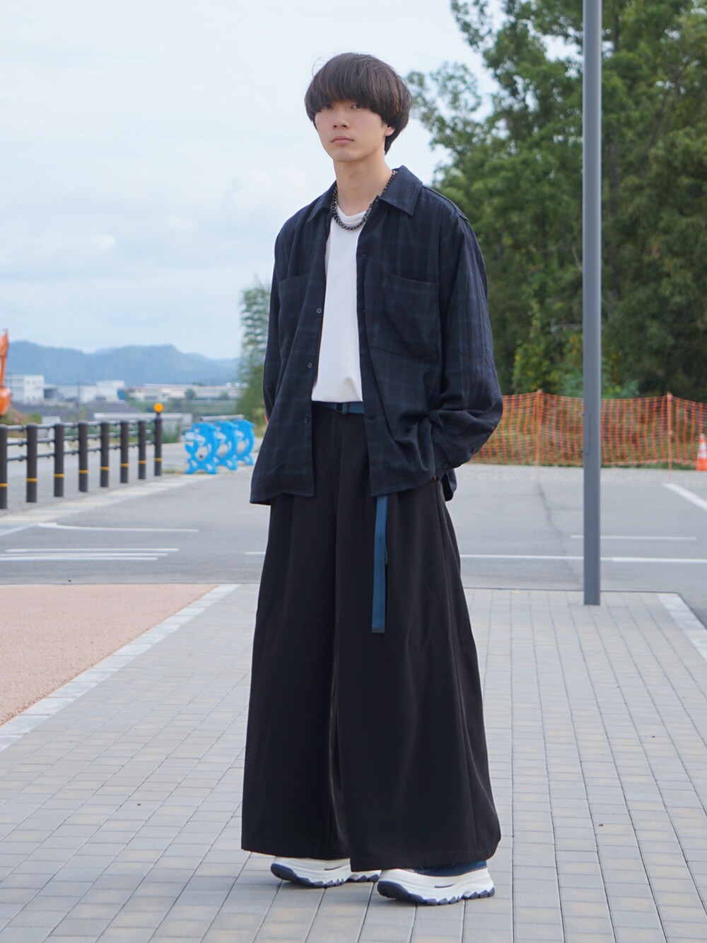 ブラック系のシャツ/ブラウス、ブラック系のスラックス、ブルー系のスニーカーを着用したメンズの秋コーディネートの2枚目の写真