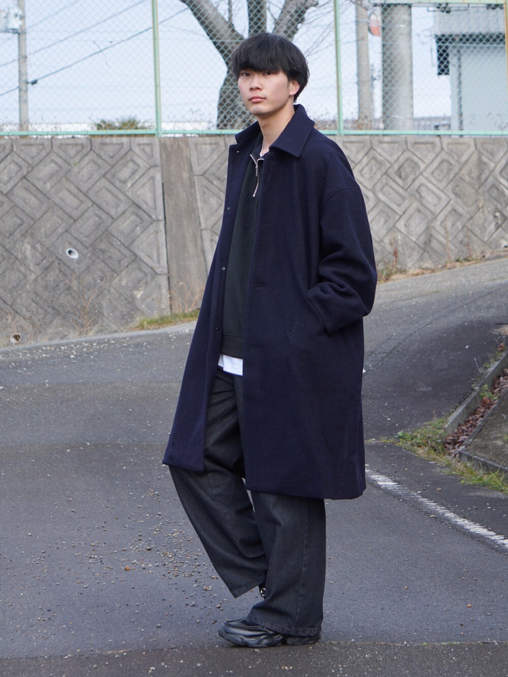 ブルー系のその他アウター、ブラック系のスウェット、ホワイト系のTシャツ/カットソーを着用したメンズの冬コーディネートの2枚目の写真