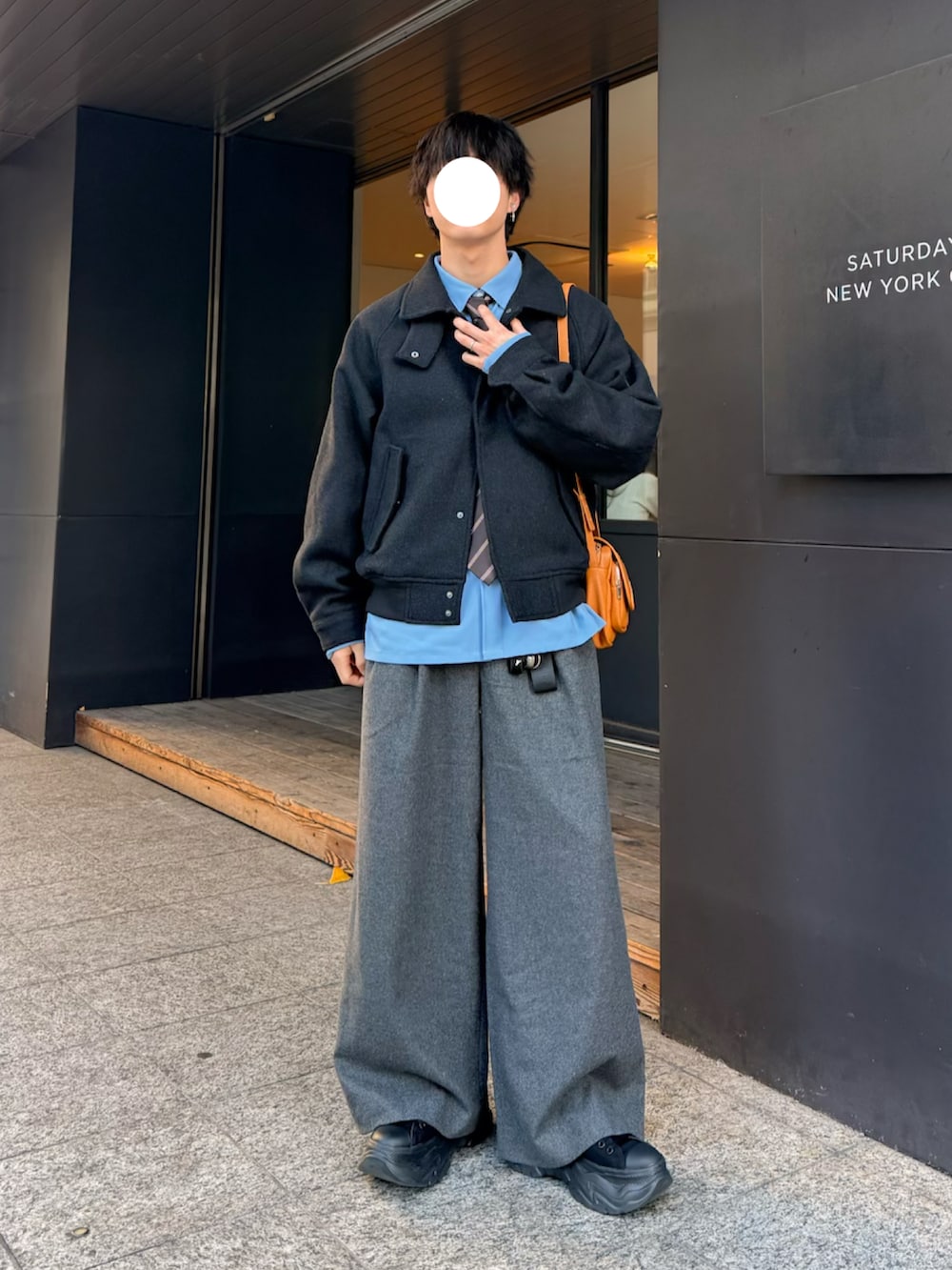 グレー系のスラックス、その他のネクタイ、ブルー系のシャツ/ブラウスを着用したメンズの冬コーディネートの3枚目の写真