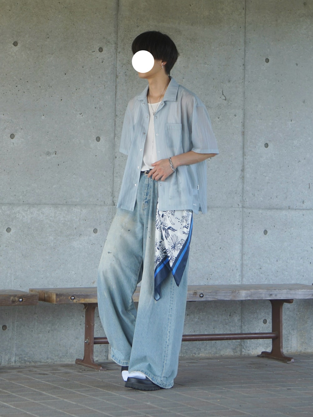 ブルー系のシャツ/ブラウス、ブラック系のサンダル、ブルー系のデニムパンツを着用したメンズの夏コーディネートの2枚目の写真