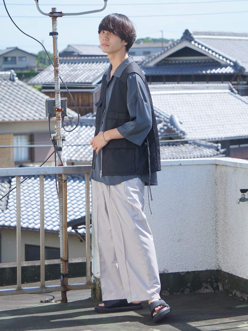 ブラック系のベスト、グレー系のシャツ/ブラウス、グレー系のその他パンツを着用したメンズの夏コーディネートの2枚目の写真