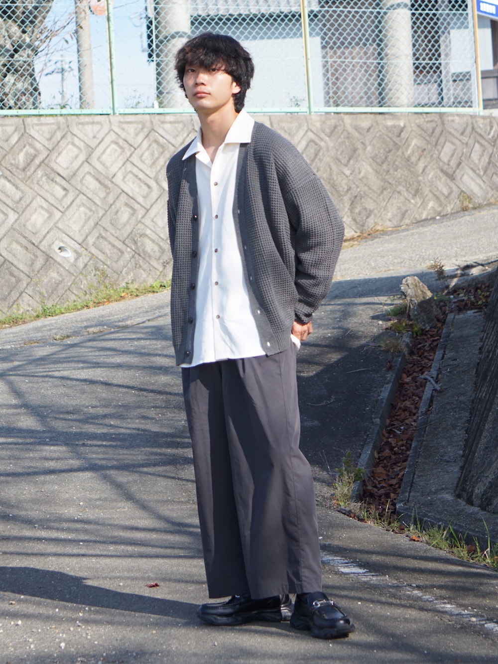 グレー系のカーディガン/ボレロ、ホワイト系のシャツ/ブラウス、グレー系のその他パンツを着用したメンズの秋コーディネートの2枚目の写真