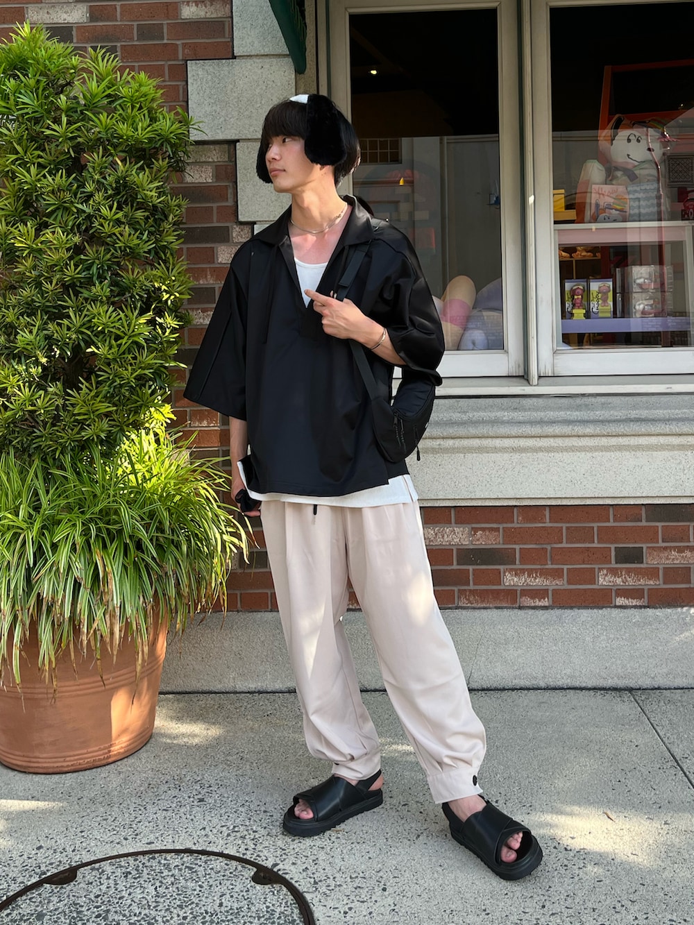 ブラック系のシャツ/ブラウス、ホワイト系のタンクトップ、ベージュ系のその他パンツを着用したメンズの夏コーディネートの2枚目の写真