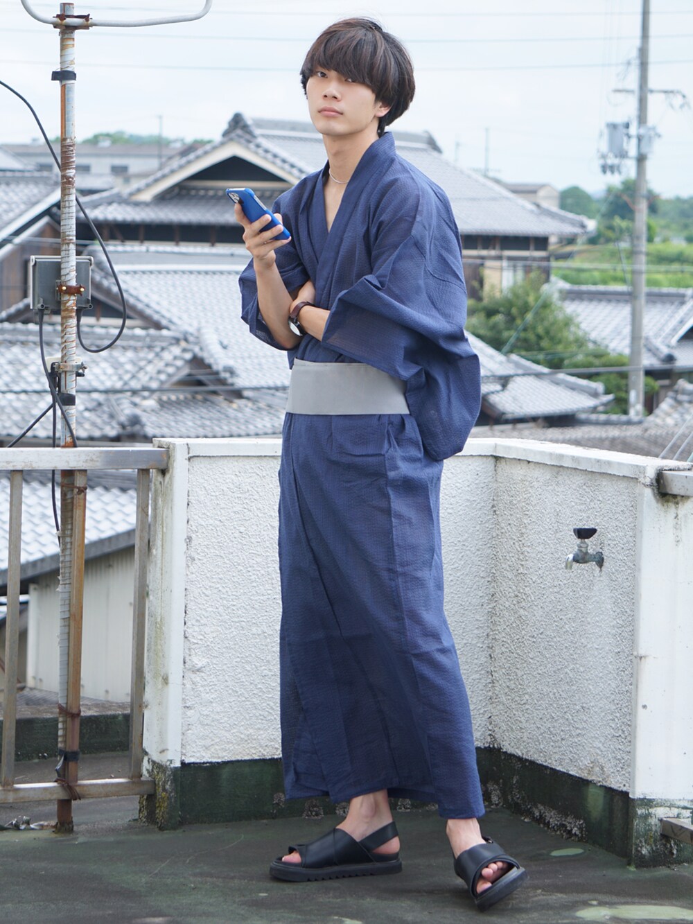 ブラック系のサンダル、ブルー系の浴衣を着用したメンズの夏コーディネートの2枚目の写真