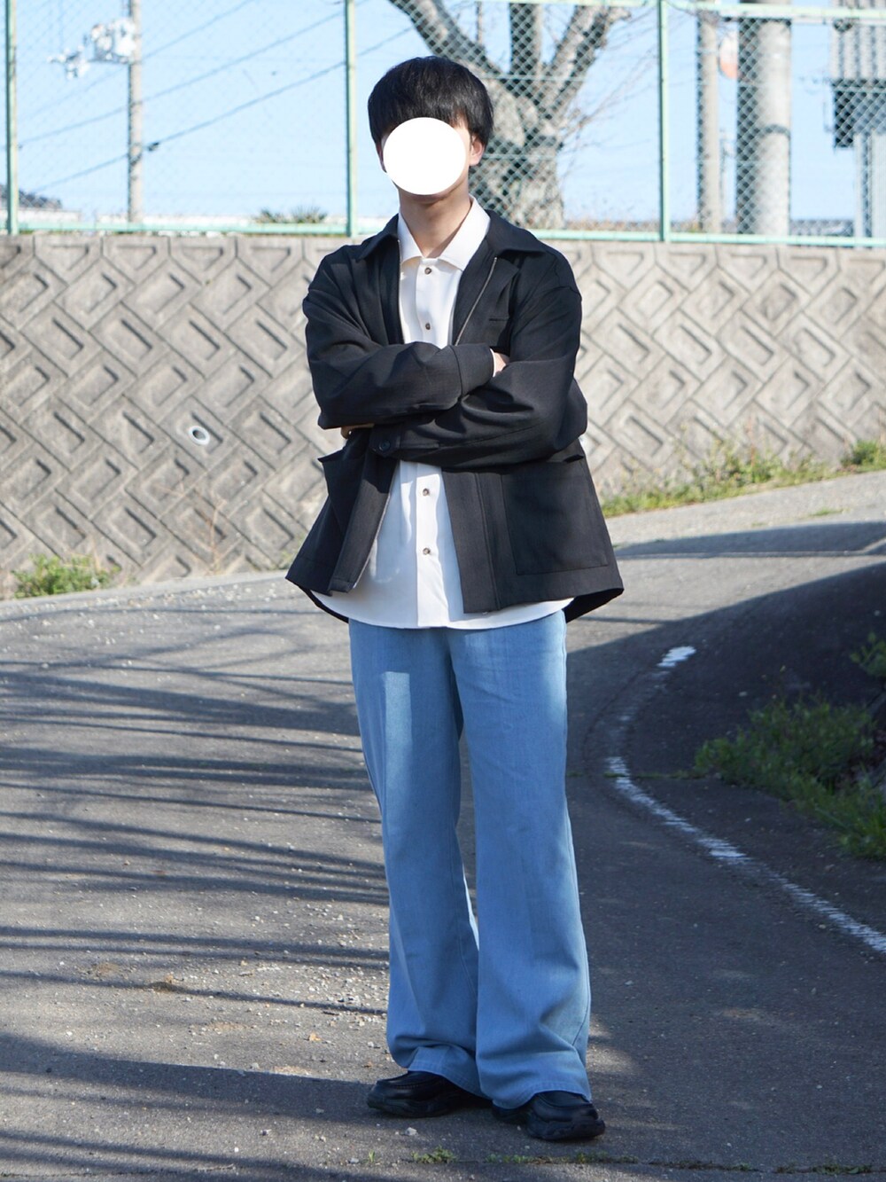 グレー系のブルゾン、ホワイト系のシャツ/ブラウス、ブルー系のデニムパンツを着用したメンズの春コーディネートの2枚目の写真