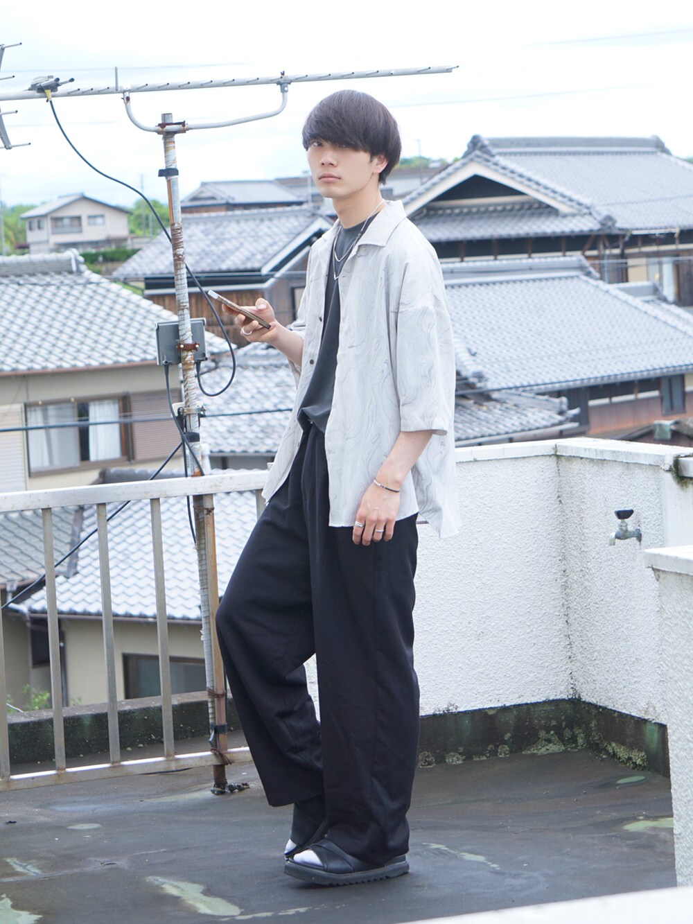 ブラック系のその他パンツ、ベージュ系のシャツ/ブラウス、グレー系のTシャツ/カットソーを着用したメンズの春コーディネートの3枚目の写真